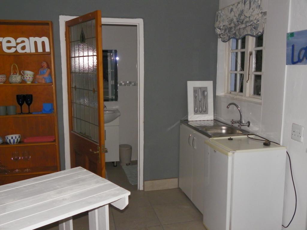 Blue'S Guest House - East London Bonza Bay Exterior foto